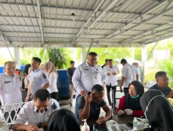 Meski Diguyur Hujan, Pegawai Diskominfotik Bengkalis Tetap Semangat Ikuti CKG
