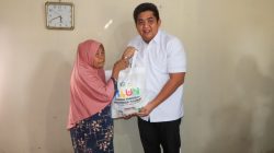 Bupati Bintan Roby Kurniawan menyerahkan bantuan sosial kepada lansia di Desa Toapaya Selatan, Kecamatan Toapaya, Selasa (26/5/26).