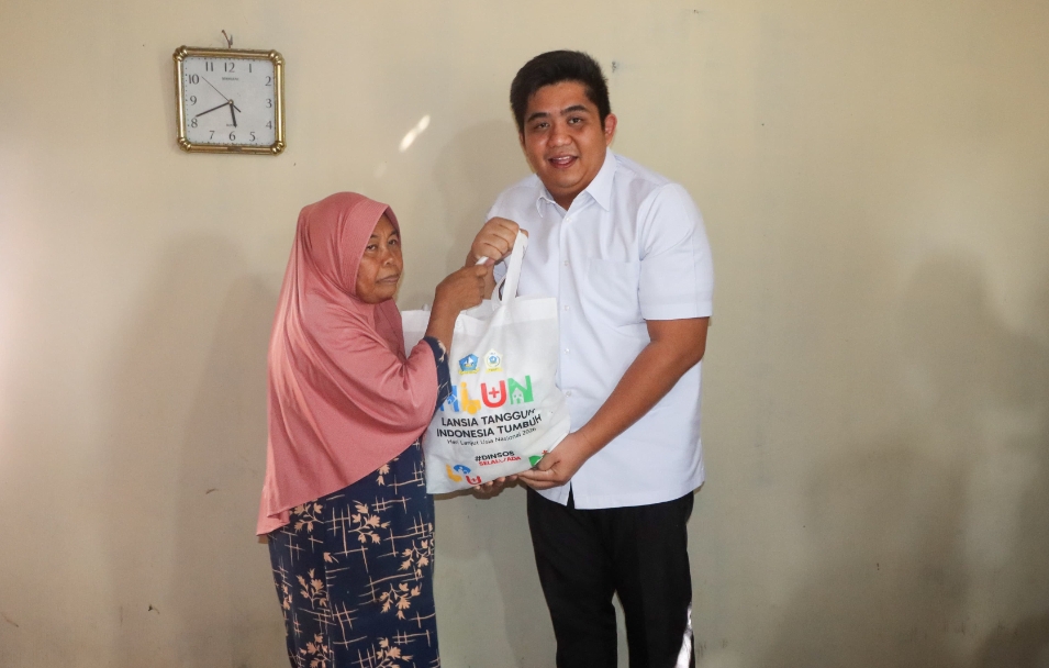 Bupati Bintan Roby Kurniawan menyerahkan bantuan sosial kepada lansia di Desa Toapaya Selatan, Kecamatan Toapaya, Selasa (26/5/26).