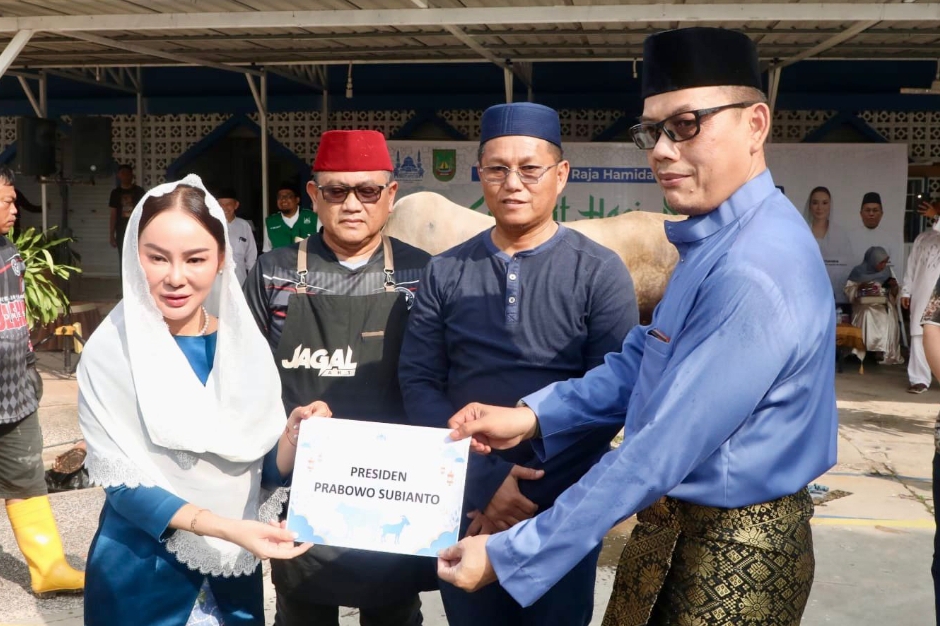 Plh Wali Kota Batam Li Claudia Chandra menyerahkan hewan kurban bantuan Presiden Prabowo Subianto kepada panitia kurban di Masjid Agung Raja Hamidah, Rabu (27/5/26).