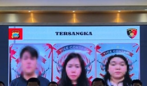 Wajah para tersangka kasus judi online jaringan internasional ditampilkan saat konferensi pers di Mapolresta Barelang, Senin (25/5/26).