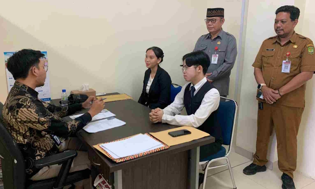 Pelamar kerja mengikuti wawancara rekrutmen di Kantor Disnaker Tanjungpinang, Selasa (26/5/26).