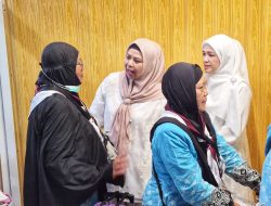 Ketua TP-PKK Kepri Sambut Kedatangan Jemaah Haji Kloter Pertama Debarkasi Batam