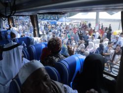 Jamaah Haji Tanjab Barat Tiba di Kuala Tungkal, Disambut Keluarga dan Pemkab