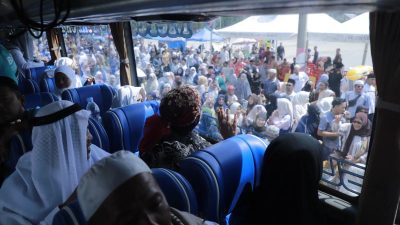 Jamaah Haji Tanjab Barat Tiba di Kuala Tungkal, Disambut Keluarga dan Pemkab