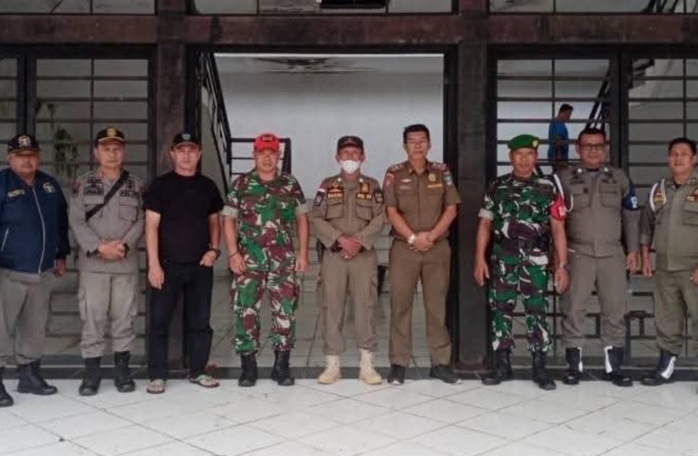 Personel gabungan berjaga di kawasan Stadion Sport Center Dharmasraya menjelang pembukaan DCL, Sabtu (6/6/26).