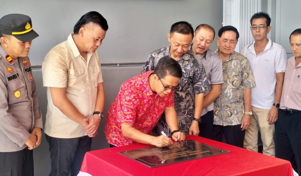 Bupati Karimun Iskandarsyah menandatangani prasasti peresmian Rumah Duka Vidya Sagara di Kampung Padi, Kelurahan Meral Kota, Kecamatan Meral, Sabtu (6/6/26).