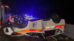 Kondisi ambulans yang terbalik usai terlibat kecelakaan dengan truk trailer di Tol Pekanbaru-Dumai, Minggu (7/6/26).