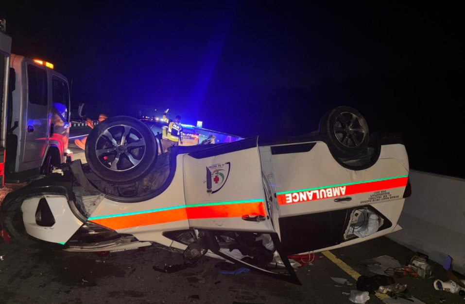 Kondisi ambulans yang terbalik usai terlibat kecelakaan dengan truk trailer di Tol Pekanbaru-Dumai, Minggu (7/6/26).