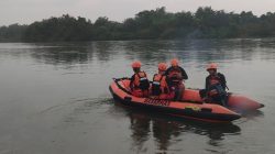 Tim SAR gabungan melakukan pencarian korban yang dilaporkan tenggelam di Sungai Kampar, Desa Muara Jalai, Kecamatan Kampar Utara, Senin (8/6/26).