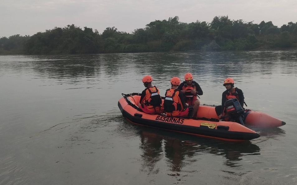 Tim SAR gabungan melakukan pencarian korban yang dilaporkan tenggelam di Sungai Kampar, Desa Muara Jalai, Kecamatan Kampar Utara, Senin (8/6/26).