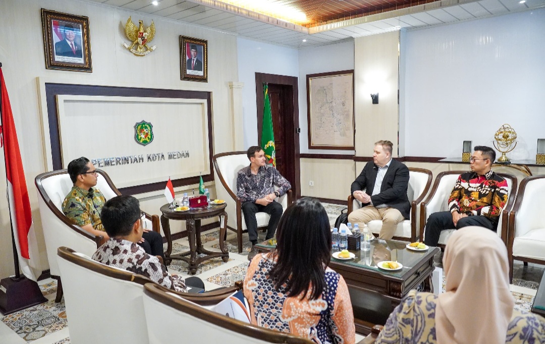 Wali Kota Medan Rico Tri Putra Bayu Waas menerima kunjungan kehormatan Duta Besar Finlandia untuk Indonesia HE Pekka Kaihilahti di Balai Kota, Kamis (18/6/26).