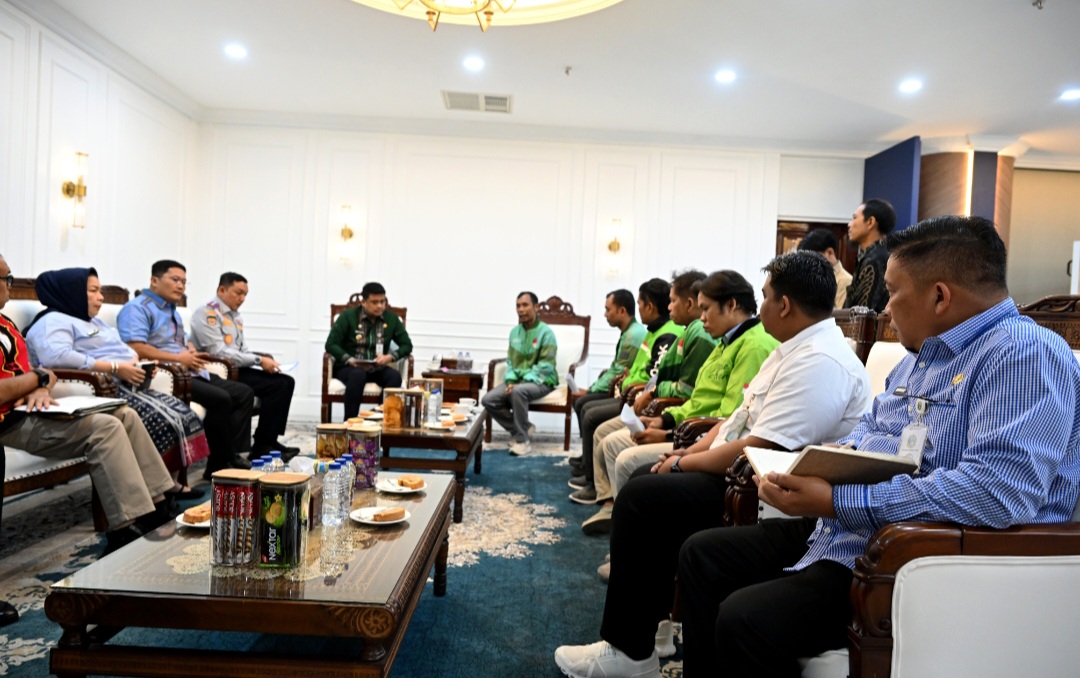 Gubernur Sumut Bobby Nasution menerima audiensi pengemudi ojol di Kantor Gubernur, Kamis (18/6/26).