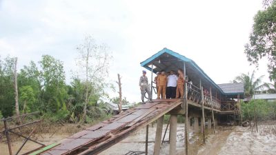 Dermaga Apung Ambruk di Tanjung Senjulang, Bupati Tanjab Barat Pastikan Segera Diperbaiki