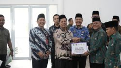 Plt Bupati Muklisin Serahkan Bonus kepada 71 Kafilah Kuansing Peserta MTQ Riau