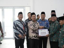 Plt Bupati Muklisin Serahkan Bonus kepada 71 Kafilah Kuansing Peserta MTQ Riau