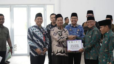 Plt Bupati Muklisin Serahkan Bonus kepada 71 Kafilah Kuansing Peserta MTQ Riau