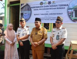 Bupati Tanjab Barat Serahkan Bantuan Bedah Rumah dan Hadiri Panen Raya di Bram Itam