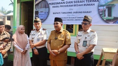 Bupati Tanjab Barat Serahkan Bantuan Bedah Rumah dan Hadiri Panen Raya di Bram Itam