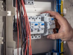 PLN Batam Ingatkan Bahaya Mengganti MCB Tanpa Petugas Resmi