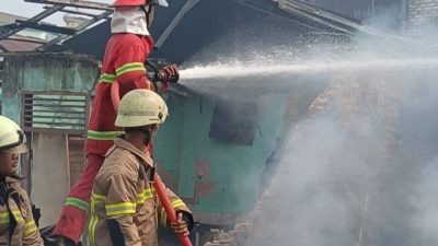Kebakaran Hanguskan 11 Rumah Kontrakan di Jalan Agus Salim Pekanbaru