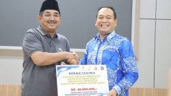 Bupati Tanjab Barat Serahkan Bantuan PetroChina kepada Korban Kebakaran Teluk Nilau