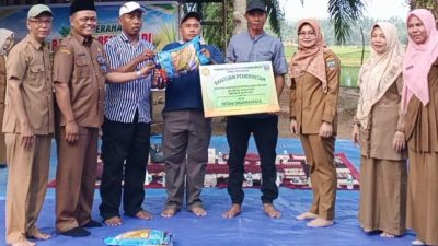Bupati Dharmasraya Salurkan 12,5 Ton Benih Padi Biofortifikasi untuk Tekan Stunting